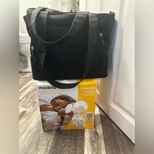 Medela Freestyle Breast Pump with bottles accessories & carry tote bag w/charger